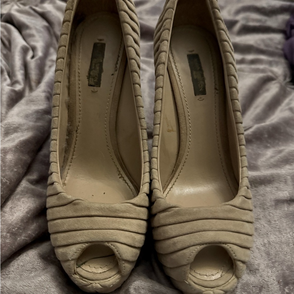 Like new Louis Vuitton tan suede heels 38.5